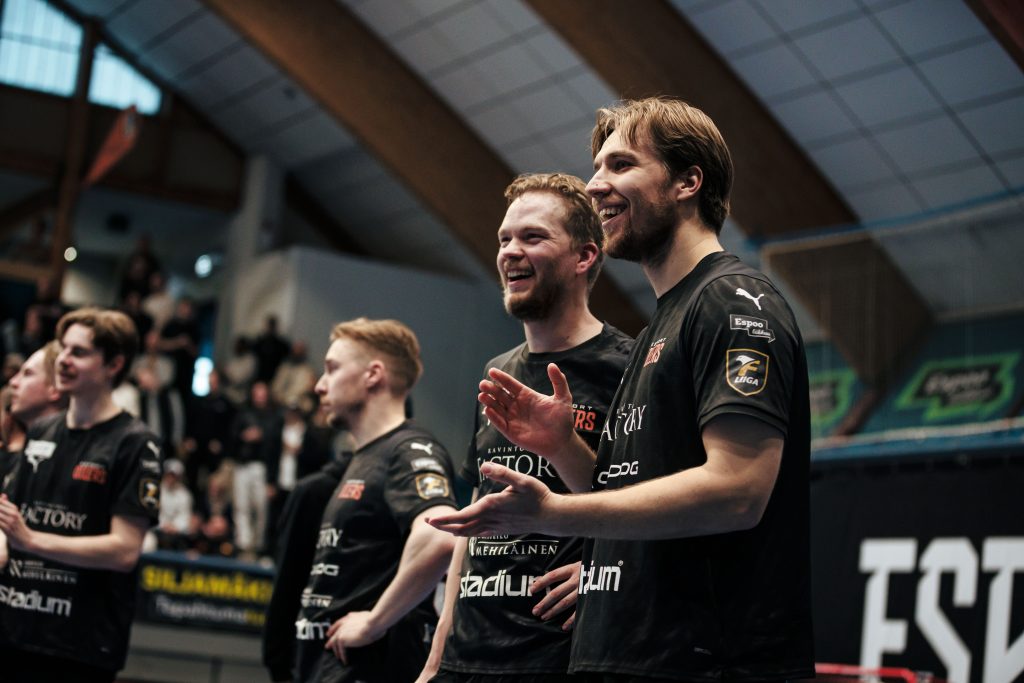 Esport Oilersin ottelutunnelmaa Tapiolan urheiluhallissa