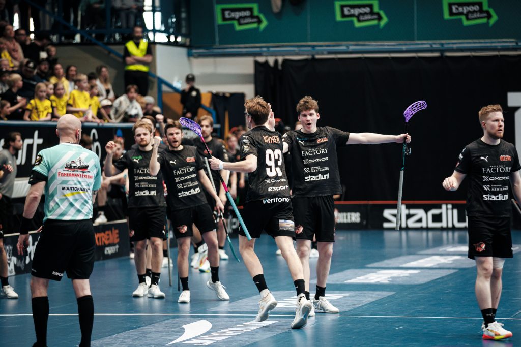 Esport Oilersin ottelutunnelmaa Tapiolan urheiluhallissa
